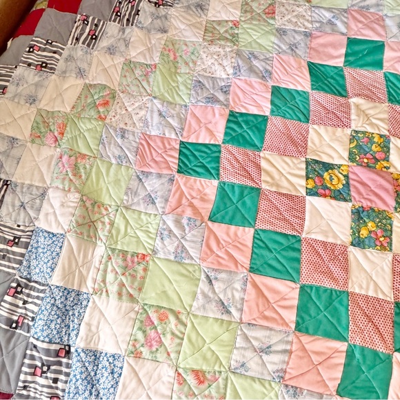 Vintage Trip Around The World Scrappy Patchwork Quilt w/ Floral Reverse Handmade - Picture 4 of 5